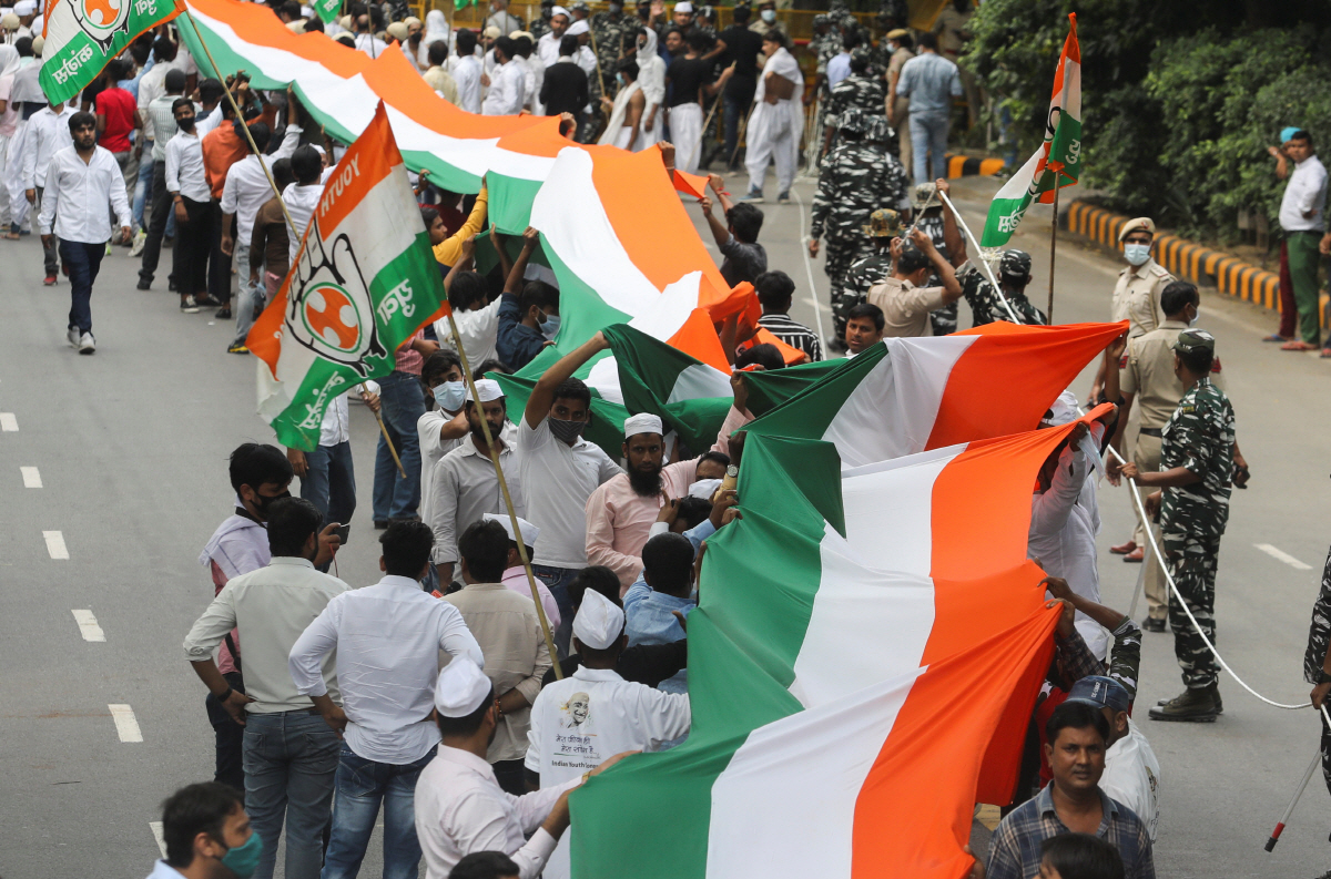 ▲마하트마 간디 탄생 152주년을 맞아 2일 인도 뉴델리에서 시민들이 국기를 들고 거리로 나서고 있다. 뉴델리/로이터연합뉴스