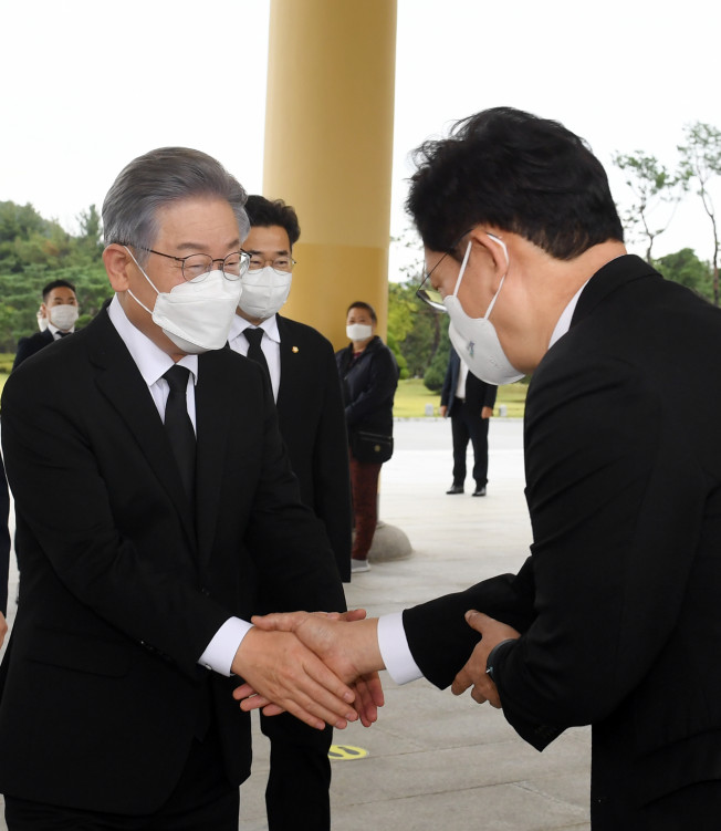 ▲더불어민주당 이재명 대선 후보가 11일 오전 국립대전현충원에서 송영길 대표와 인사하고 있다. (연합뉴스)