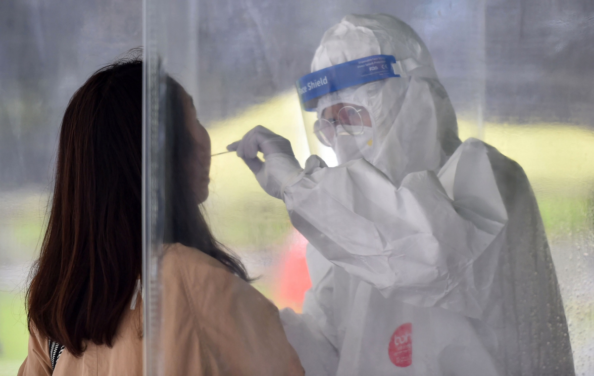 ▲11일 오후 대구 중구 국채보상운동기념공원에 마련된 임시선별검사소에서 시민들이 코로나19 진단검사를 받고 있다. (뉴시스)