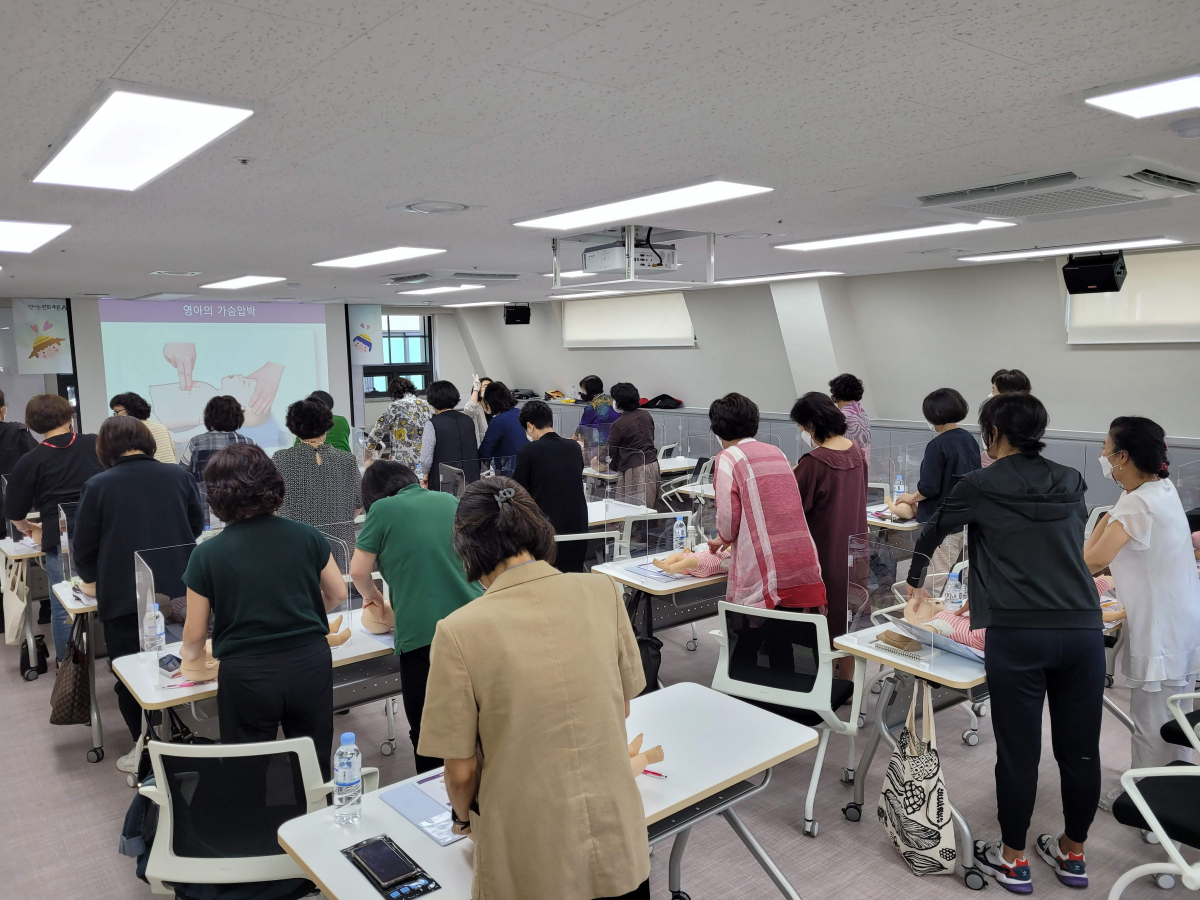 ▲아이돌보미들이 영유아 응급처치 교육을 받고 있다. (사진제공=서초구)