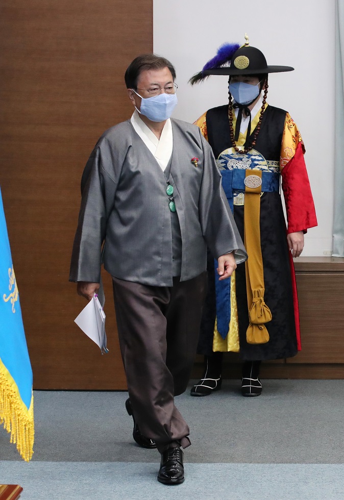 ▲<YONHAP PHOTO-2658> 한복입고 국무회의 참석하는 문재인 대통령    (서울=연합뉴스) 최재구 기자 = 문재인 대통령이 12일 오전 청와대 여민관 영상회의실에서 열린 국무회의에 가을 한복문화주간을 맞아 한복을 입고 참석하고 있다.  문 대통령과 참석자들은 가을 한복문화주간을 맞아 한복을 입고 국무회의에 참석했다. 2021.10.12    jjaeck9@yna.co.kr/2021-10-12 10:45:27/<저작권자 ⓒ 1980-2021 ㈜연합뉴스. 무단 전재 재배포 금지.>