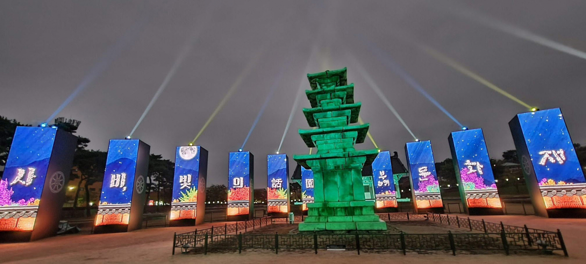 ▲LG유플러스가 선보일 12일 부여 정림사지에서 개최되는 문화재 야행(夜行) ‘사비, 빛의 화원’에 정림사지에 5G 28㎓ 미디어아트를 선보였다. (사진제공=LG유플러스)