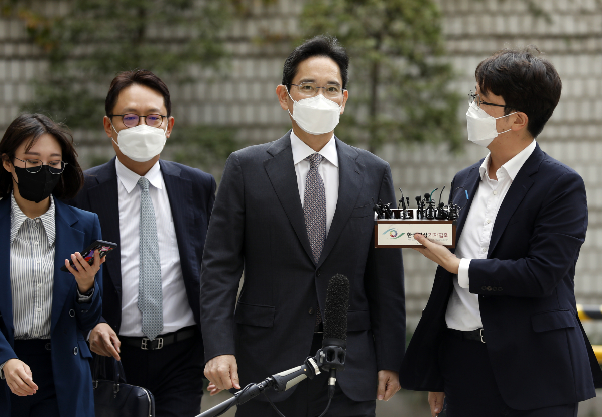 ▲프로포폴을 불법 투약한 혐의로 기소된 이재용 삼성전자 부회장이 12일 서울중앙지방법원에서 열린 첫 공판에 출석하며 취재진 질문을 받고 있다. (뉴시스)