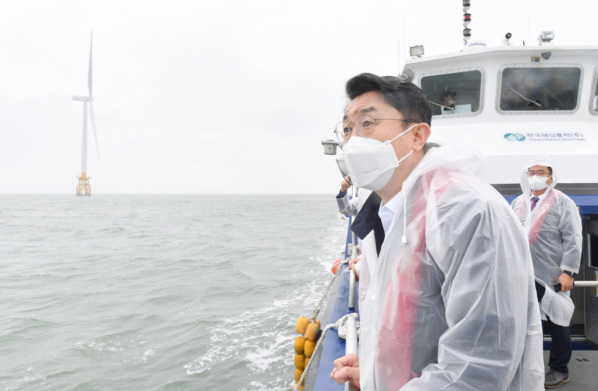 ▲이억원 기획재정부 차관이 10월 12일 전라북도 부안군 변산면 격포리 해상 소재 해상풍력 실증단지를 방문, 해상변전소 선상을 시찰하며 관계자로부터 설명을 듣고 있다. (사진제공=기획재정부)