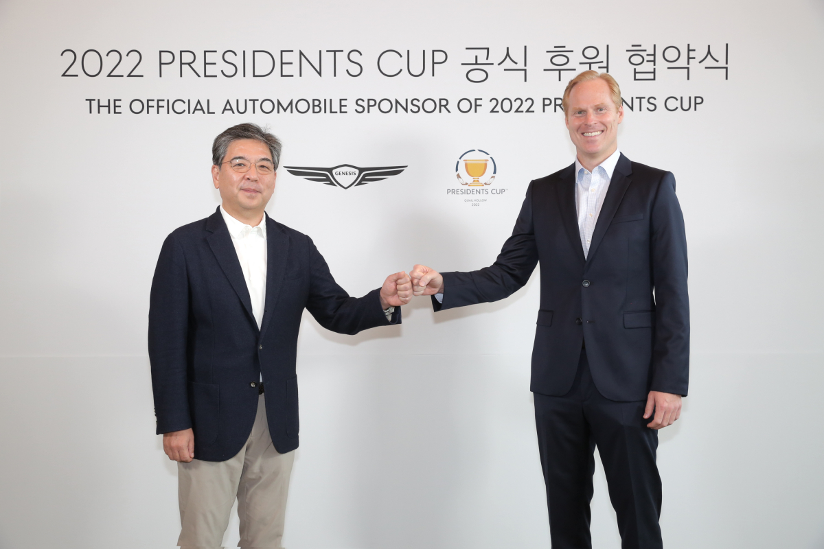 ▲10일 잭 니클라우스 골프클럽 코리아에서 진행된 프레지던츠 컵 협약식에서 제네시스 브랜드 장재훈 사장(왼쪽), 크리스찬 하디 PGA투어 수석 부사장(오른쪽)이 기념 사진을 촬영하고 있다.  (사진제공=제네시스)