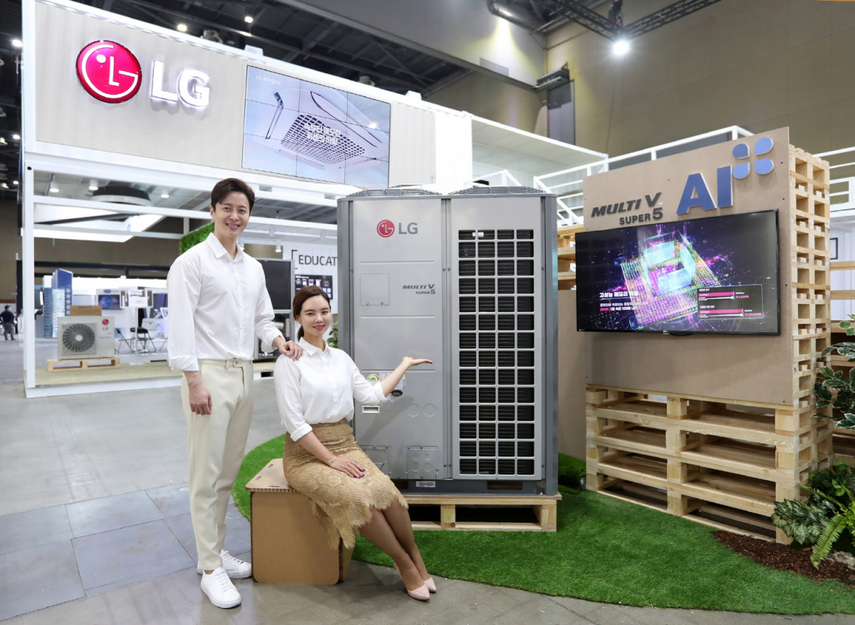 ▲LG전자가 13일부터 15일까지 일산 킨텍스에서 열리는 2021 대한민국 에너지대전에 참가했다. LG전자는 컨테이너와 재활용 자재로 폐기물을 줄인 친환경 전시관을 마련, 고객이 생활하는 공간별로 맞춤형 공조 및 에너지 솔루션을 제시했다. 사진은 업계 최초로 AI+ 인증을 받은 LG전자 시스템 에어컨 대표제품인 멀티브이(MULTI V)를 소개하는 모습. (사진제공=LG전자)