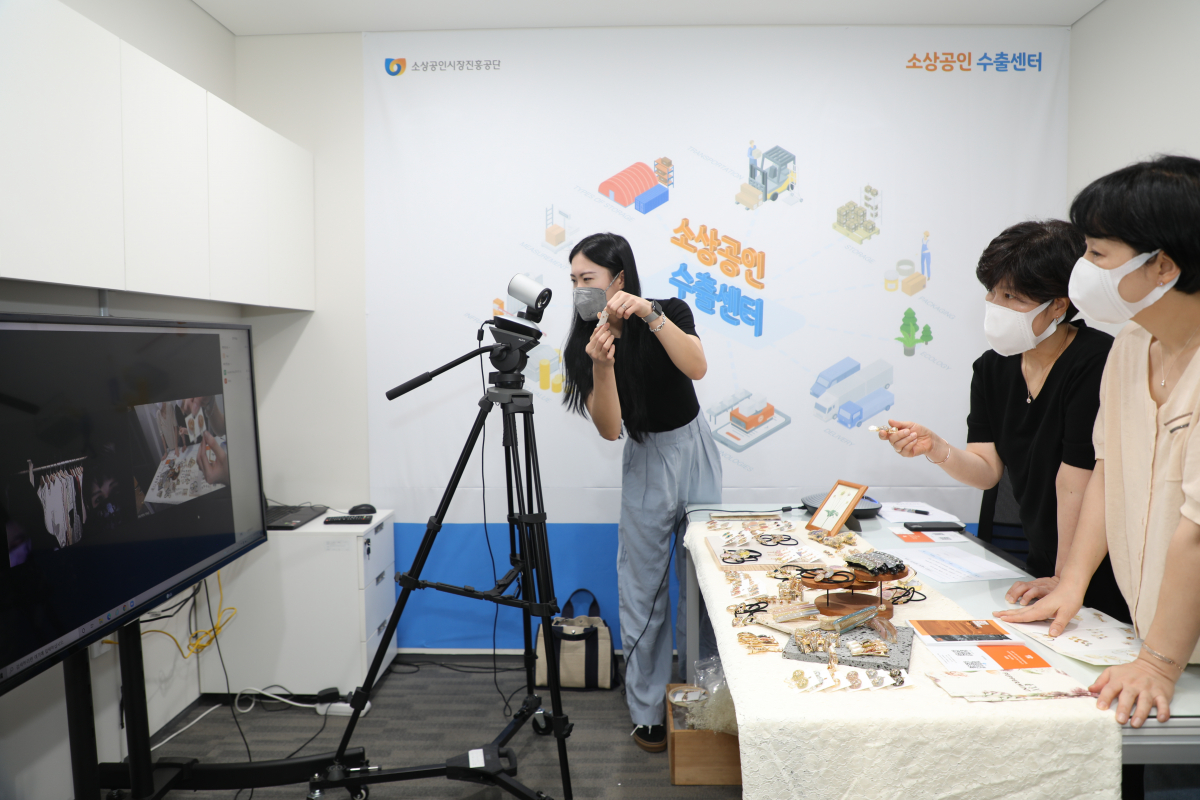 ▲소상공인 수출센터에서 화상회의를 통해 해외 바이어에게 소상공인 우수제품을 소개하고 있다. (사진제공=소상공인시장진흥공단)