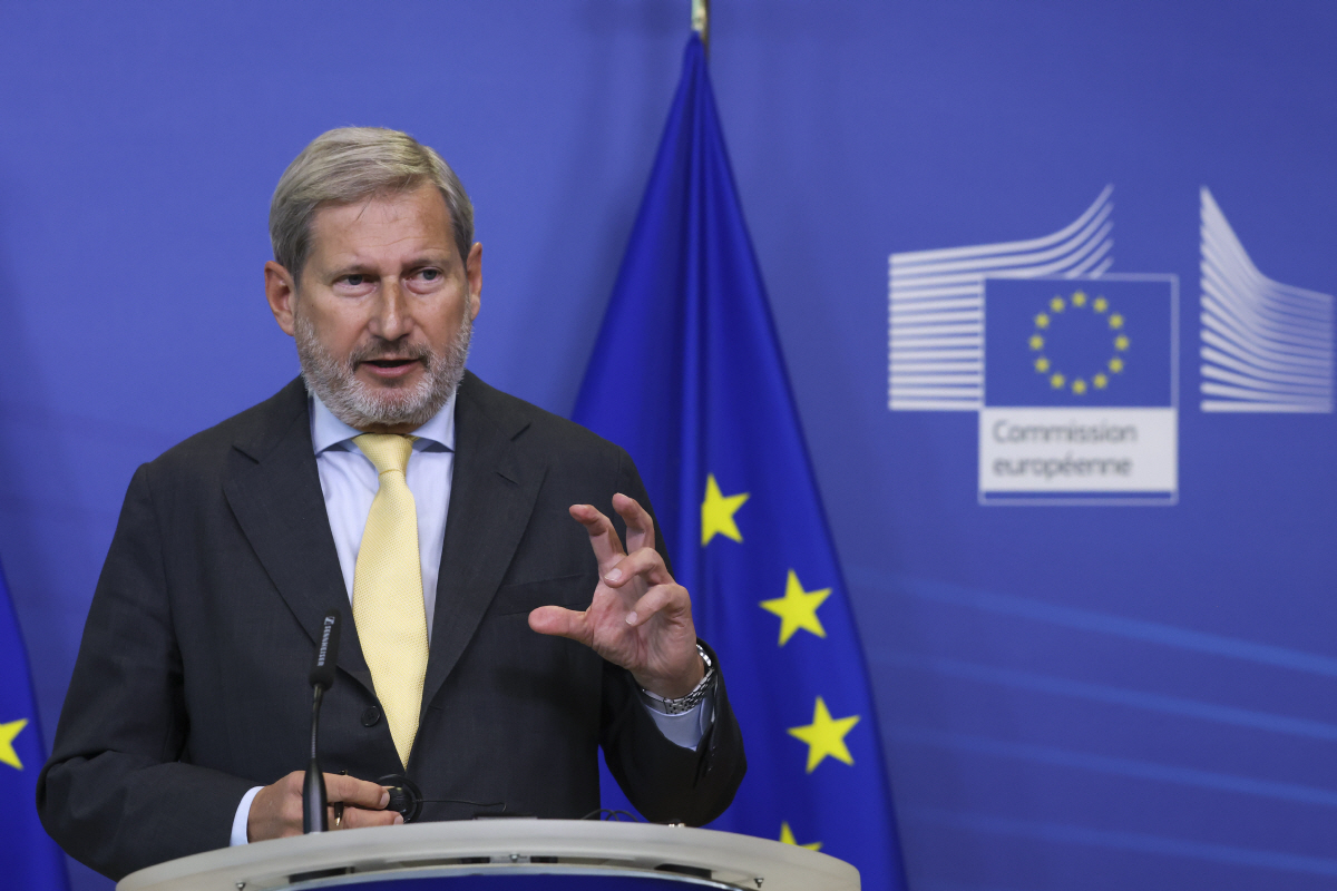 ▲요하네스 한 EU 예산·행정 집행위원이 12일(현지시간) 벨기에 브뤼셀에 있는 EU 본부에서 차세대 EU 그린 본드에 관한 미디어 콘퍼런스에서 연설을 하고 있다. 브뤼셀/AP연합뉴스