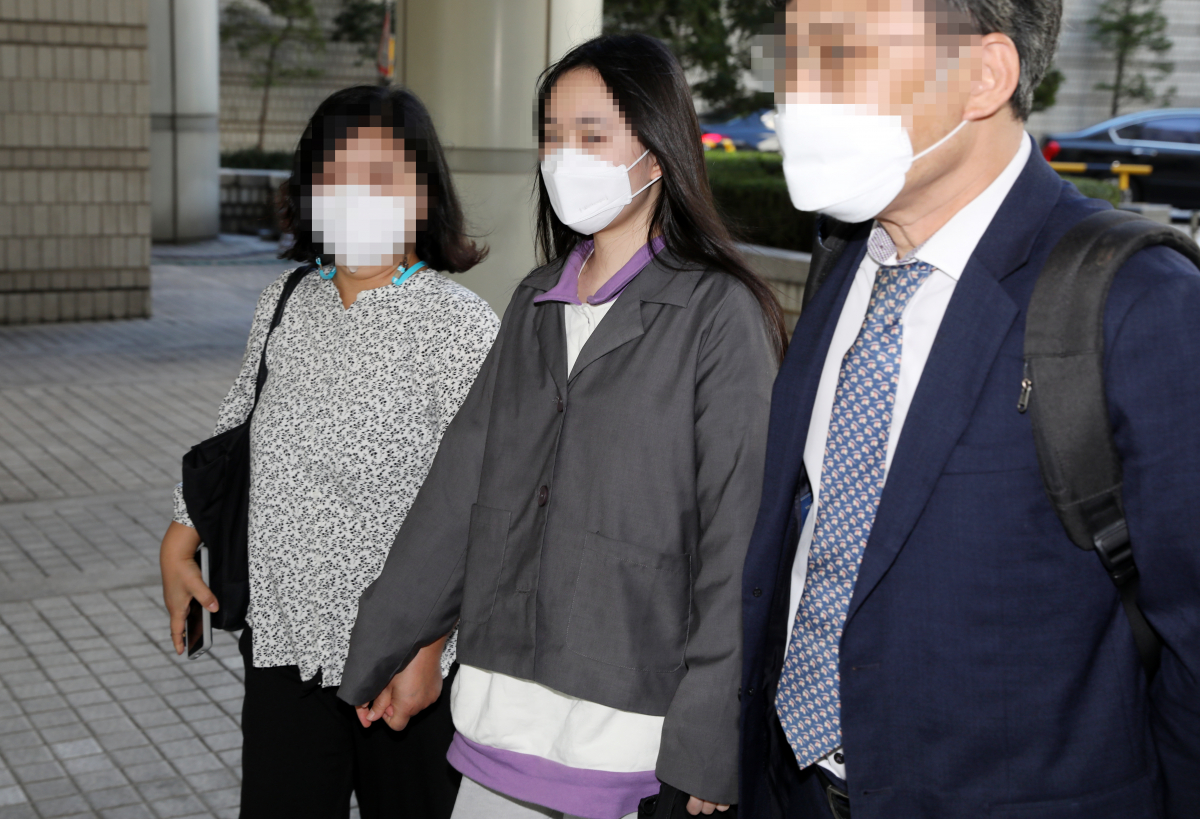 ▲'숙명여고 시험 정답 유출' 사건 혐의로 재판에 넘겨진 쌍둥이 자매 중 한 명이 10월 13일 오전 서울 서초구 서울중앙지방법원에서 열린 항소심 2심 결심 공판에 출석한 뒤 법원을 나서고 있다.  (뉴시스)
