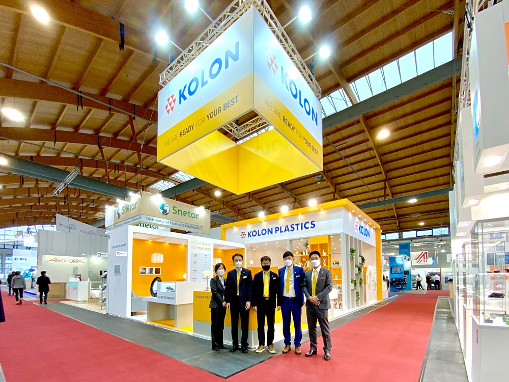 ▲코오롱플라스틱 임직원이 코오롱플라스틱이 독일 프리드리히스하펜에서 열리는 '파쿠마(FAKUMA) 2021' 부스에서 기념촬영을 하고 있다. (사진제공=코오롱플라스틱)