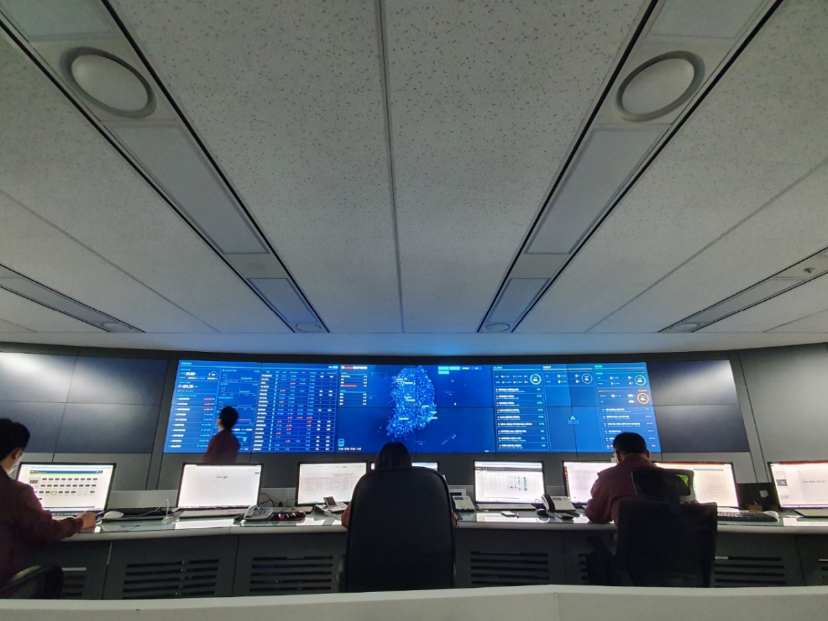 ▲13일 KT분당사옥 통합관제센터에 대형 대시보드 화면이 띄워져 있다. 이를 통해 스마트통합관제플랫폼 도입 현황을 파악하고 제어할 수 있다. (이다원 기자 leedw@)