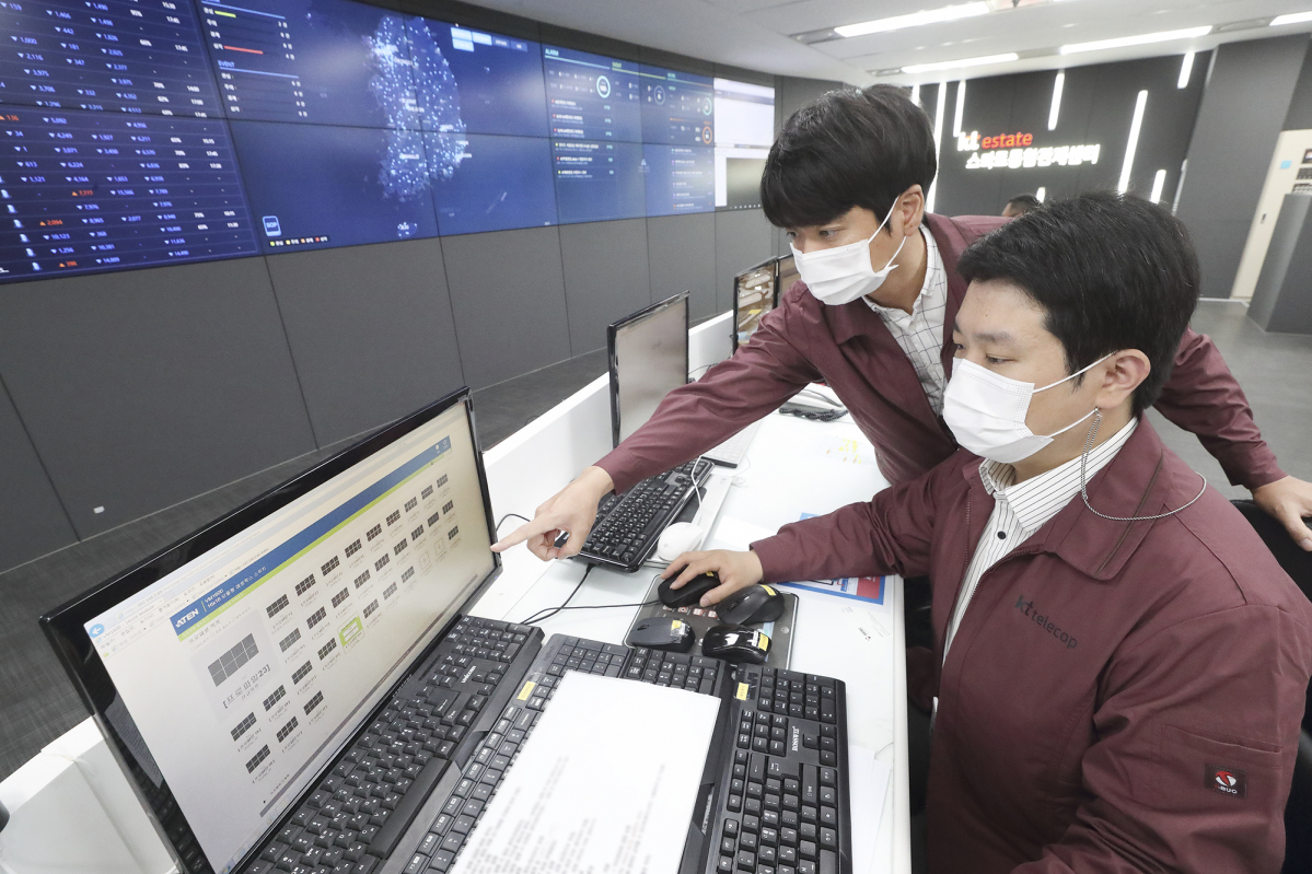 ▲경기 성남시 KT 분당본사 통합관제센터에서 직원들이 빌딩을 관리하고 있다. (사진제공=KT)