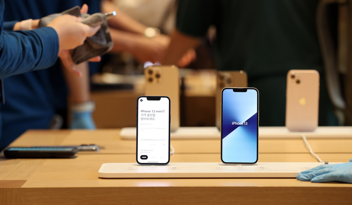 ▲아이폰13 시리즈 판매가 시작된 8일 오후 서울 강남구 가로수길 애플스토어에서 시민들이 제품을 살펴보고 있다. 
 (연합뉴스)