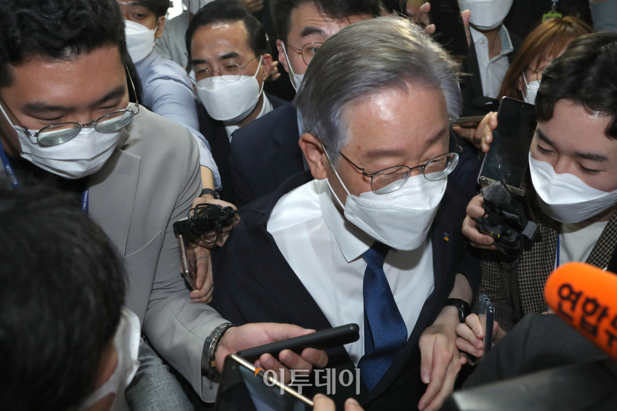 ▲더불어민주당 대선후보인 이재명 경기도지사가 13일 서울 여의도 국회에서 열린 대선후보-당대표-상임고문단 간담회에 참석한 뒤 기자들의 질문을 받으며 국회를 떠나고 있다. (신태현 기자 holjjak@)