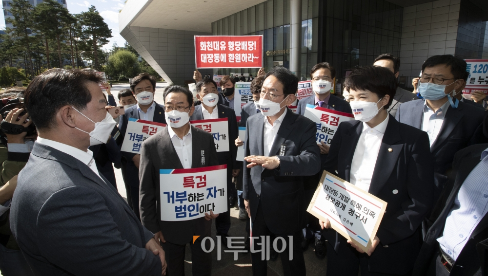 ▲국민의힘 김도읍 정책위의장(가운데) 등 국회 정무·행안·국토위원회 소속 의원들이 13일 오전 2021년 국정감사에서 성남시의 자료제출 비협조에 대한 항의로 성남시 중원구 성남시청을 방문해 신경천 성남시 행정조정실장에게 자료제출을 요구하고 있다. 국회사진취재단  (이투데이DB)