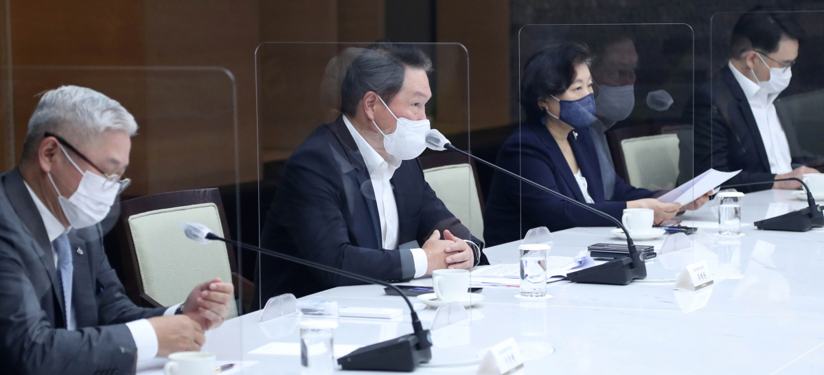 ▲최태원(왼쪽 두 번째) 대한상공회의소 회장이 13일 상의회관에서 열린 서울상의 회장단 회의에서 발언하고 있다. (사진제공=대한상의)