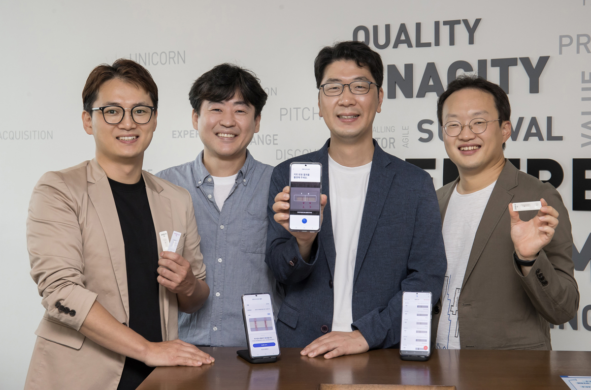 ▲이미지 인식 기술 기반 코로나19 신속진단키트 판독 솔루션을 개발한 '디아비전' (사진제공=삼성전자)