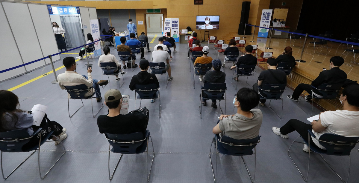 ▲13일 오후 서울 도봉구청 예방접종센터에서 시민들이 접종 후 이상반응 모니터링을 하고 있다. (뉴시스)