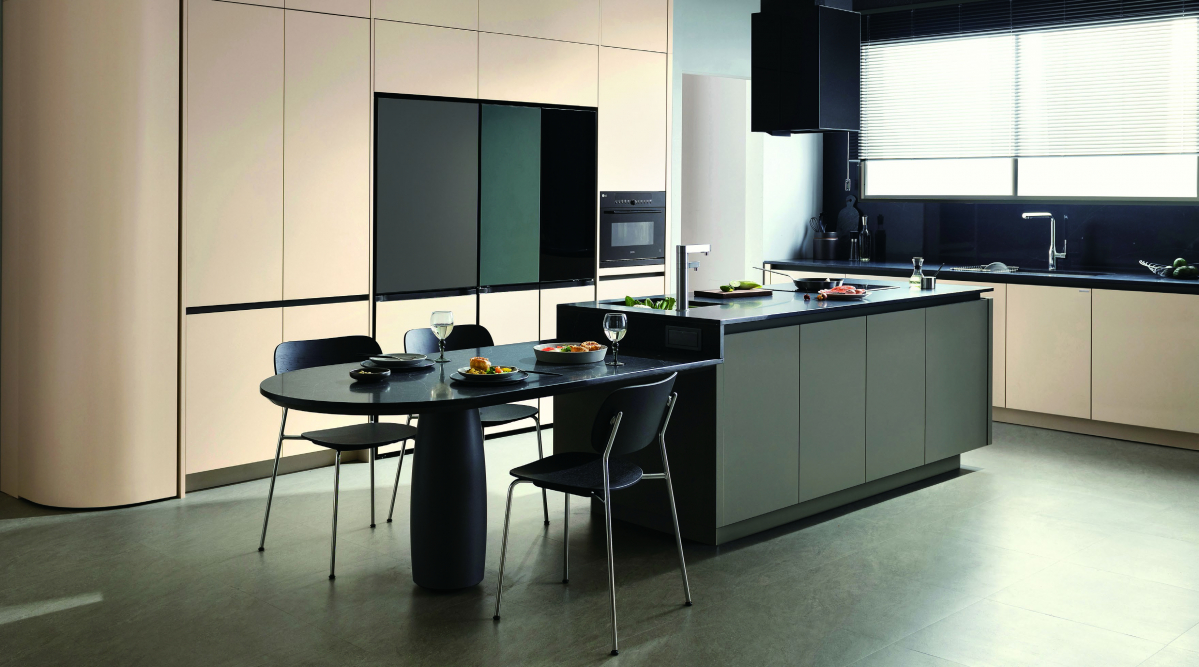 ▲LX하우시스가 새로 출시한 주방가구 제품 'LX Z:IN 인테리어 키친 제니스9 오브제 살롱'과 LG전자 오브제컬렉션 냉장고, 김치냉장고를 적용한 주방 (사진제공=LX하우시스)