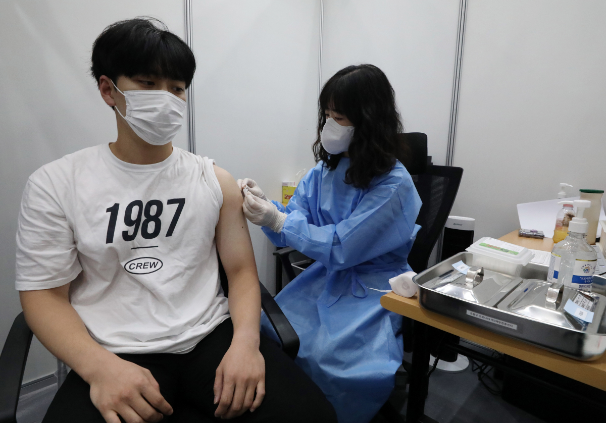 ▲지난 12일 코로나19 예방접종 접종완료율이 60%를 넘어선 가운데 13일 오후 서울 도봉구청 예방접종센터에서 시민들이 백신 접종을 받고 있다. (뉴시스)