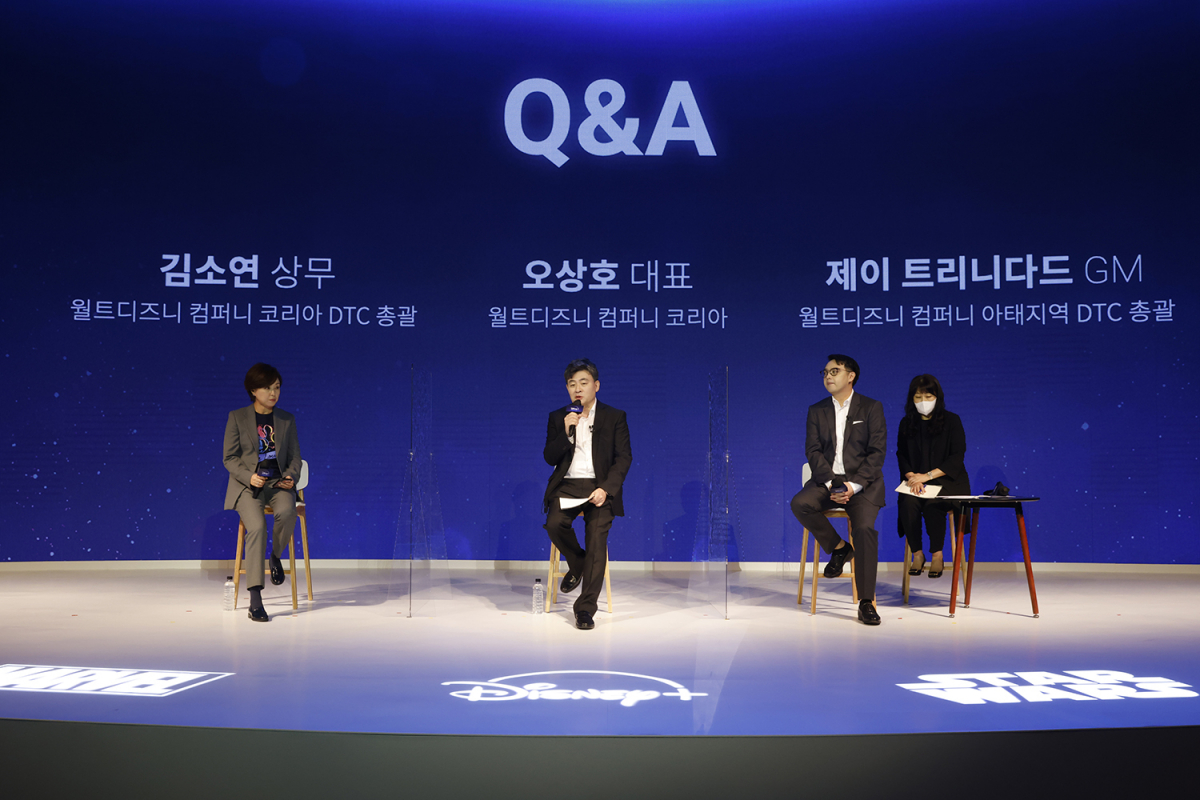 ▲김소연 월트디즈니 컴퍼니 코리아 DTC 사업 총괄(왼쪽부터), 오상호 월트디즈니 컴퍼니 코리아 대표, 제이 트리니다드 월트디즈니 컴퍼니 아태지역 DTC 사업 총괄이 14일 오전 열린 디즈니플러스 기자간담회에서 질의응답을 하고 있다. (사진제공=월트디즈니컴퍼니 코리아)