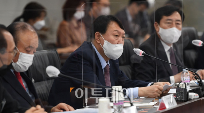 ▲국민의힘 대선 예비후보인 윤석열 전 검찰총장이 7일 서울 여의도 중소기업중앙회에서 열린 '윤석열 대선예비후보와 중소기업인 대화'에서 모두발언하고 있다. 신태현 기자 holjjak@ (이투데이DB)