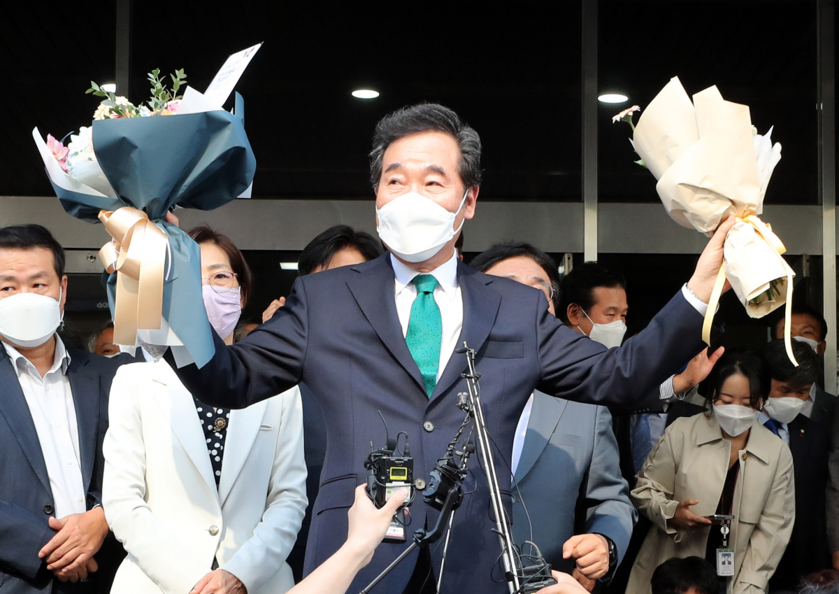 ▲더불어민주당 이낙연 전 대표가 14일 서울 여의도 대산빌딩에서 열린 이낙연 필연캠프 해단식을 마친 뒤 꽃다발을 들고 지지자들을 향해 손을 들고 있다. (연합뉴스)