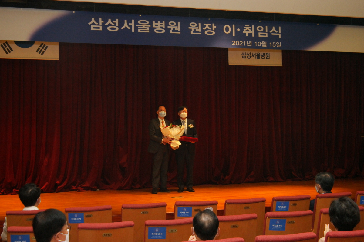 ▲삼성서울병원 박승우 신임 원장(왼쪽)과 권오정 명예원장(오른쪽)이 이취임식에서 기념촬영을 하고 있다. (제공=삼성서울병원)