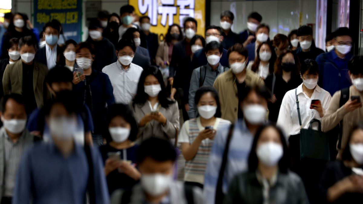 ▲5일 오전 서울 지하철 광화문역에서 직장인 등 시민들이 걸어가고 있다. (연합뉴스)