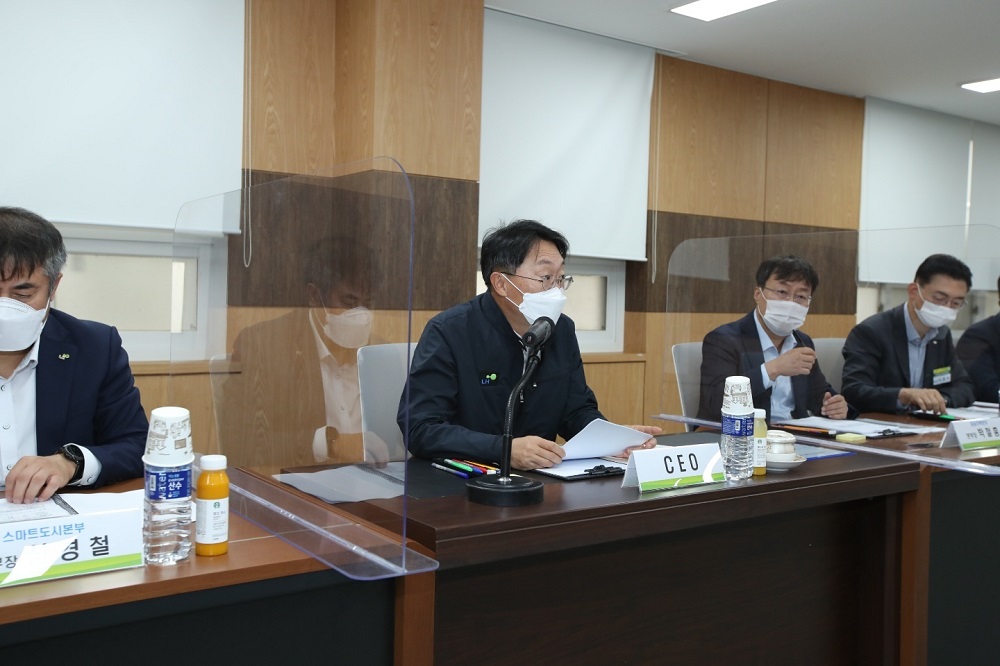 ▲김현준 한국토지주택공사(LH) 사장이 15일 경기 평택고덕 국제화계획지구 사업현장에서 경기권역 주택공급 촉진을 위한 점검회의를 주재하고 있다. (사진제공=한국토지주택공사(LH))