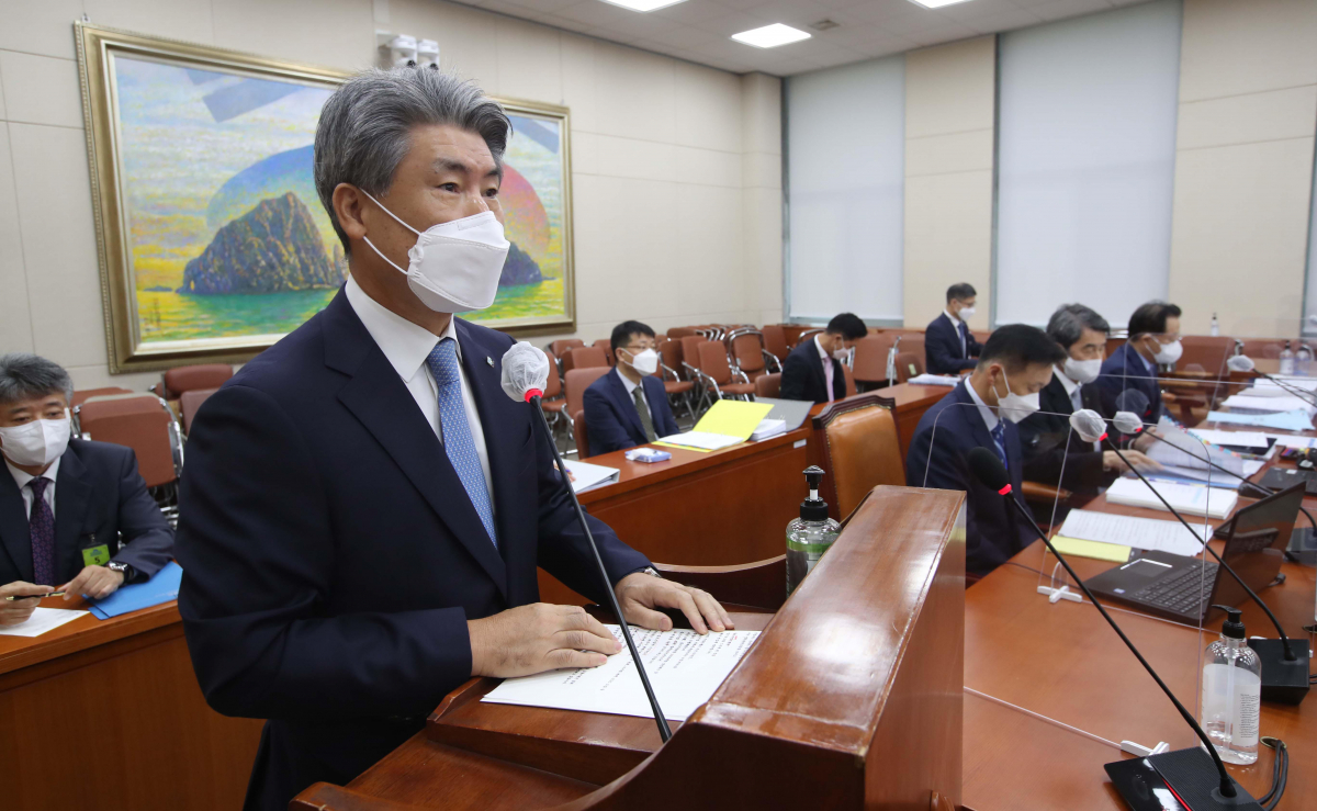 ▲윤종원 IBK기업은행장이 15일 서울 여의도 국회에서 열린 정무위원회 국정감사에서 업무보고를 하고 있다. (뉴시스)