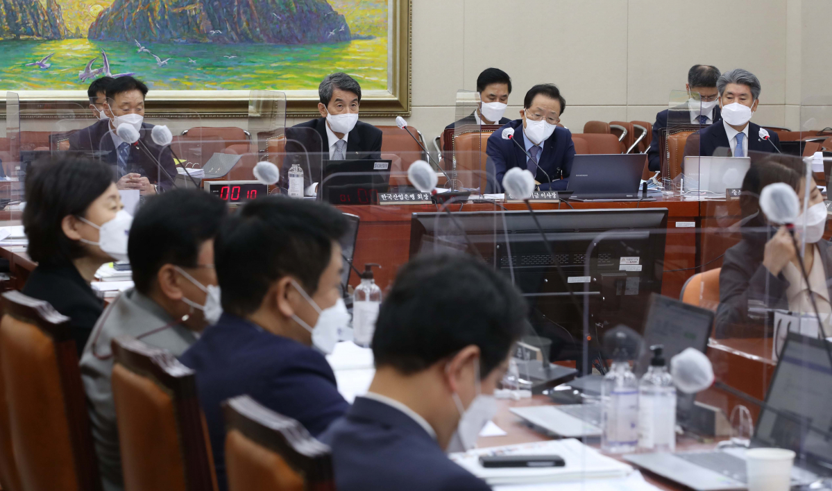 ▲ 15일 서울 여의도 국회에서 열린 정무위원회 국정감사에 이계문 서민금융진흥원장(왼쪽부터), 이동걸 산업은행장, 윤대희 신용보증기금 이사장, 윤종원 기업은행장이 출석했다. (사진제공= 연합뉴스)