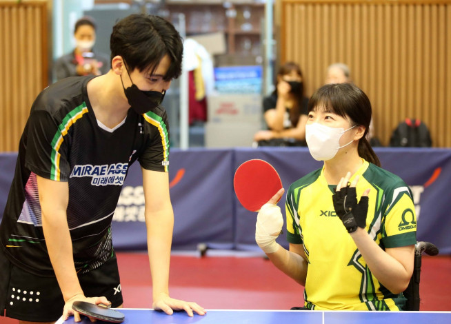 ▲ 국가대표 정영식 선수(왼쪽)가 2020패럴림픽 은메달 리스트 서수연 서수에게 기술조언을 해주고 있다. (자료 = 미래에셋증권)