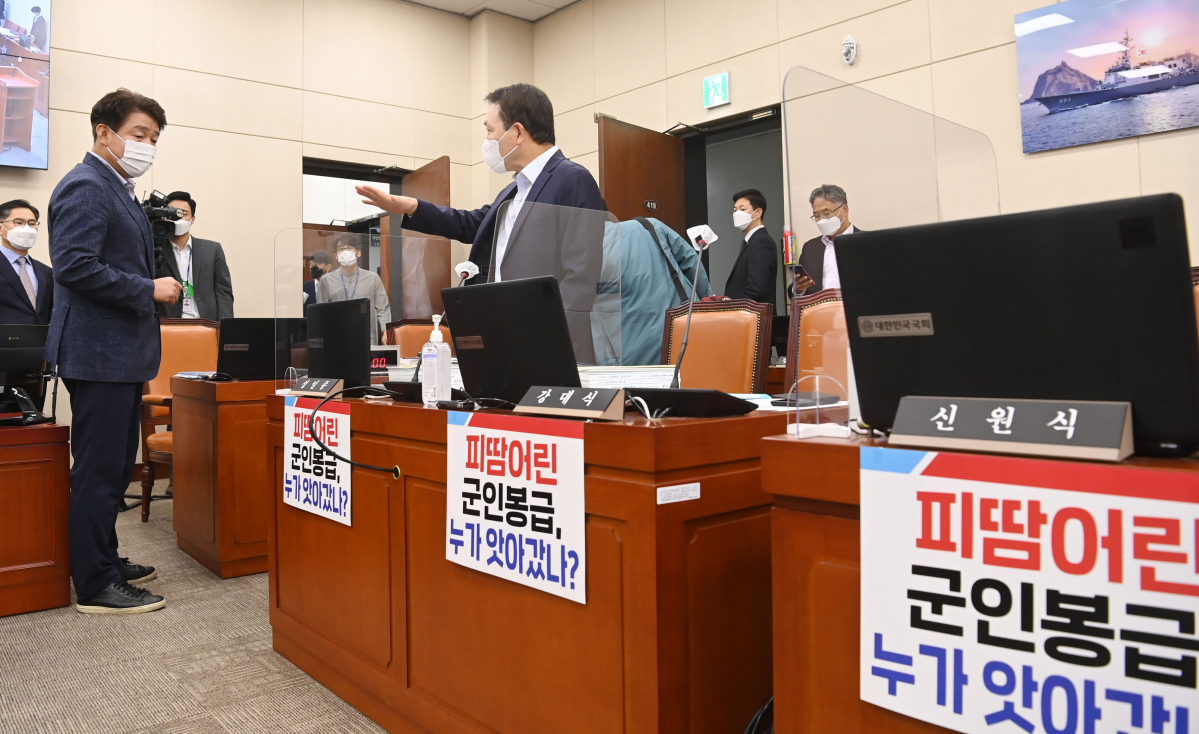 ▲15일 서울 여의도 국회에서 열린 국방위원회의 5·18민주화운동 진상규명 조사위원회 등에 대한 국정감사에서 여야 간사인 기동민 더불어민주당, 성일종 국민의힘 의원이 피켓 부착과 관련해 대화하고 있다. (공동취재사진) (뉴시스)