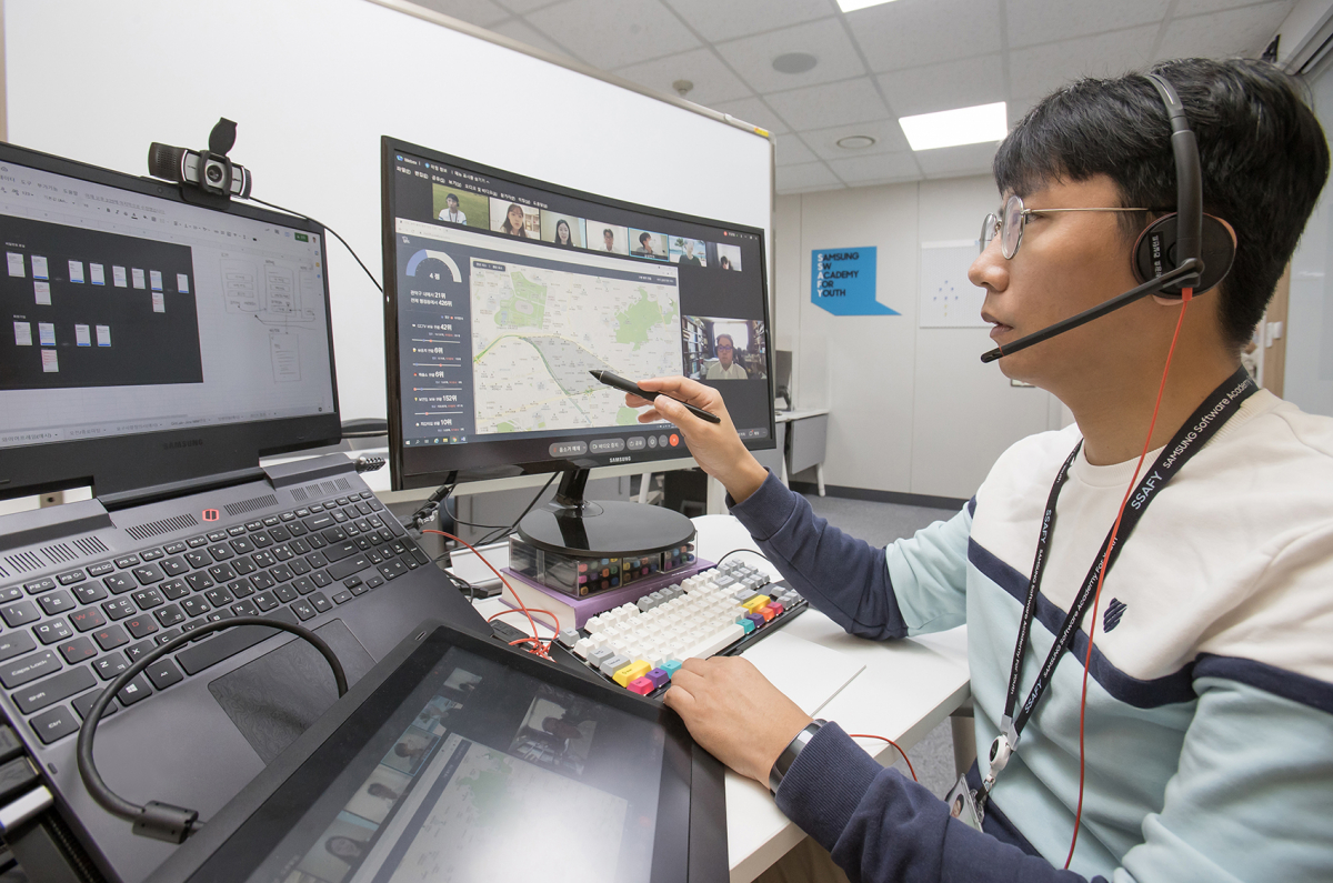 ▲서울 강남구에 위치한 SSAFY 서울 캠퍼스에서 강사가 5기 교육생들을 대상으로 온라인 수업을 진행하고 있다 (사진제공=삼성전자)