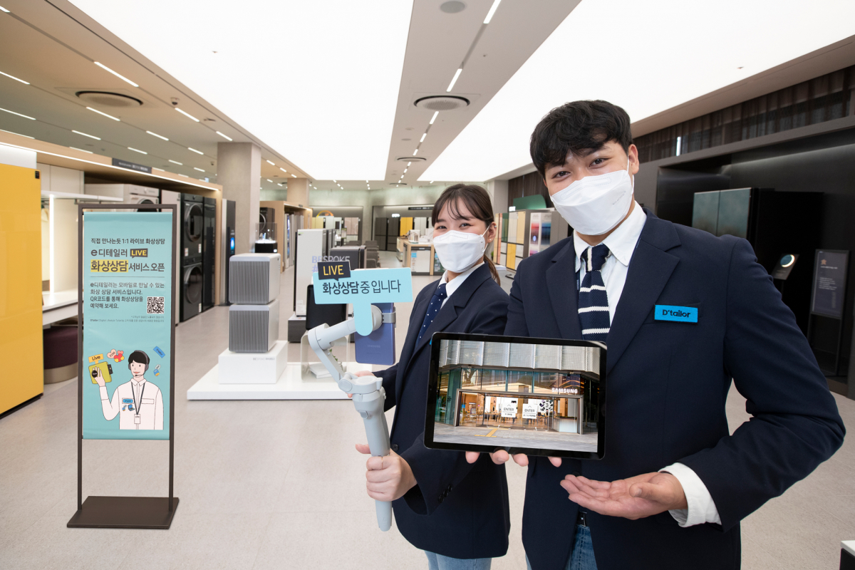 ▲ 삼성전자 제품 전문 상담사(디테일러)가 삼성 디지털프라자 삼성대치점에서 가상 현실(VR)로 비대면 제품 체험과 쇼핑이 가능한 '삼성 VR 스토어'를 소개하고 있다. (사진제공=삼성전자)