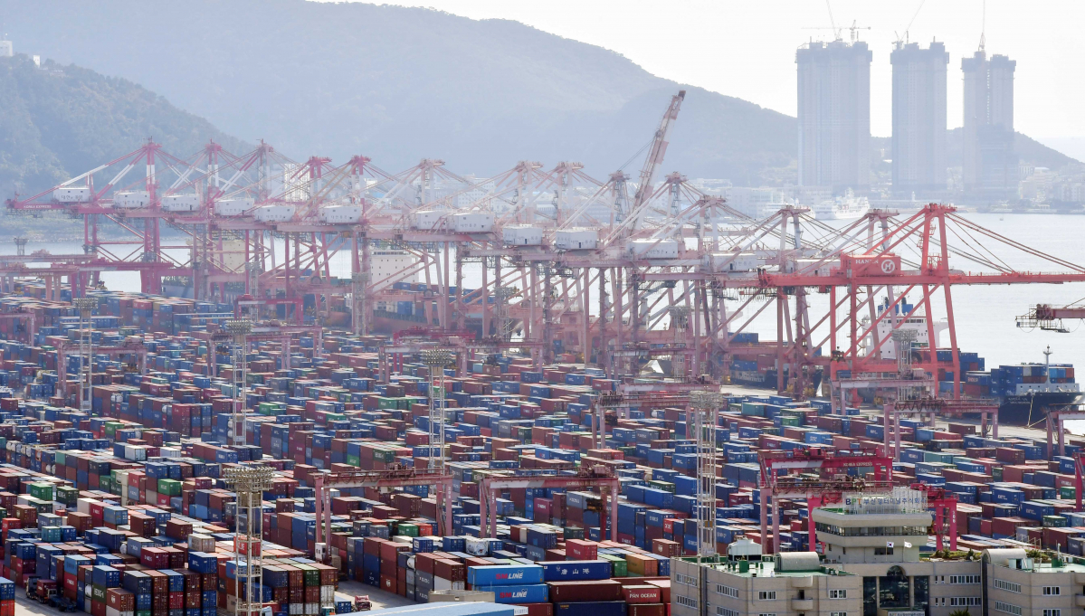 ▲1일 부산 남구 신선대부두에서 컨테이너 선적·하역작업이 진행되고 있다. (뉴시스)