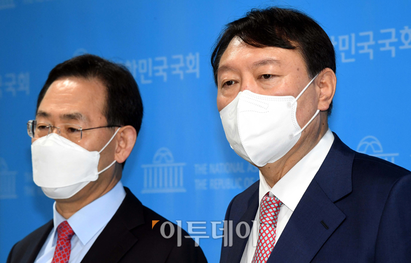 ▲윤석열(오른쪽) 국민의힘 대선 경선 후보와 선거대책위원장으로 합류한 주호영 의원이 17일 서울 여의도 국회 소통관에서 취재진의 질문에 답하고 있다. ( 고이란 기자 photoeran@)