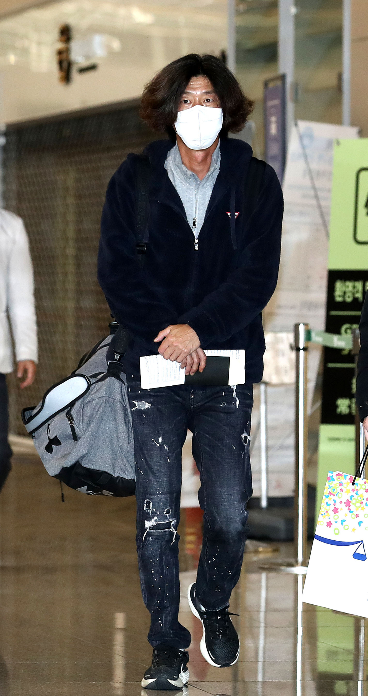 ▲ 미국에 체류 중이던 대장동 개발 특혜 의혹 핵심 인물 남욱 변호사가 18일 오전 인천국제공항 제2여객터미널을 통해 귀국, 검찰 수사관에 체포돼 입국장을 나서고 있다. (공동취재사진) 