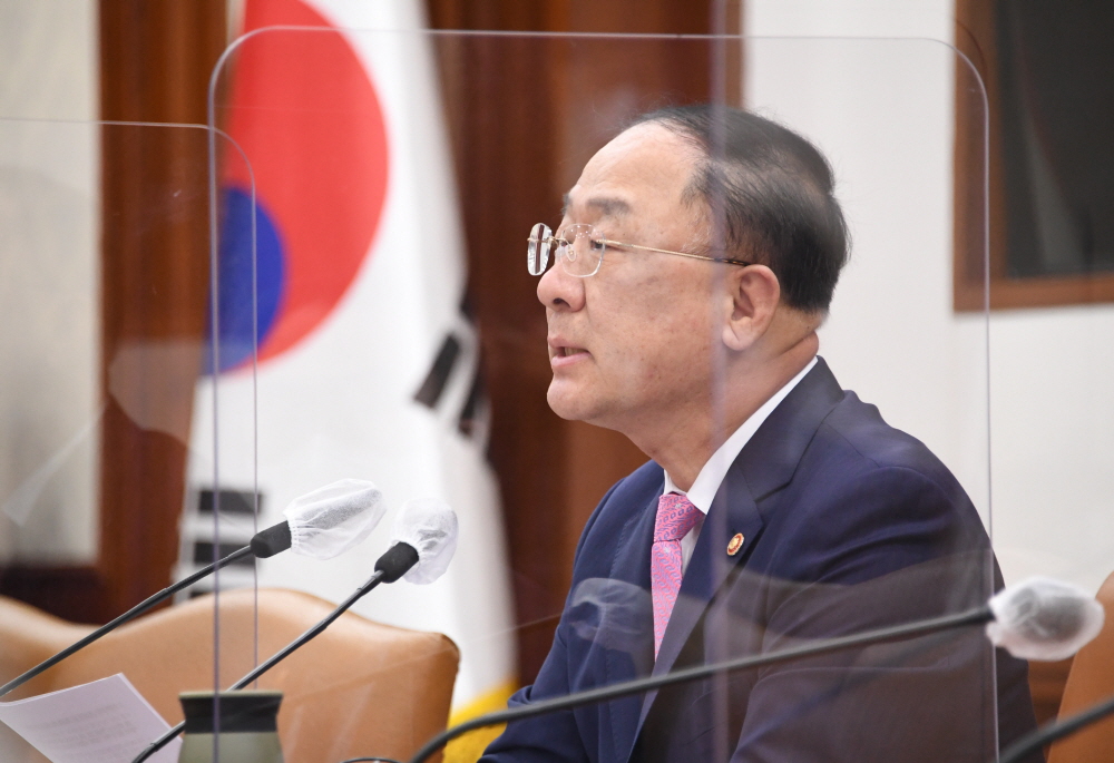 ▲홍남기 경제부총리 겸 기획재정부 장관이 10월 18일 서울 광화문 정부서울청사에서 열린 '제1차 대외경제안보 전략회의'를 주재, 모두발언을 하고 있다. (사진제공=기획재정부)