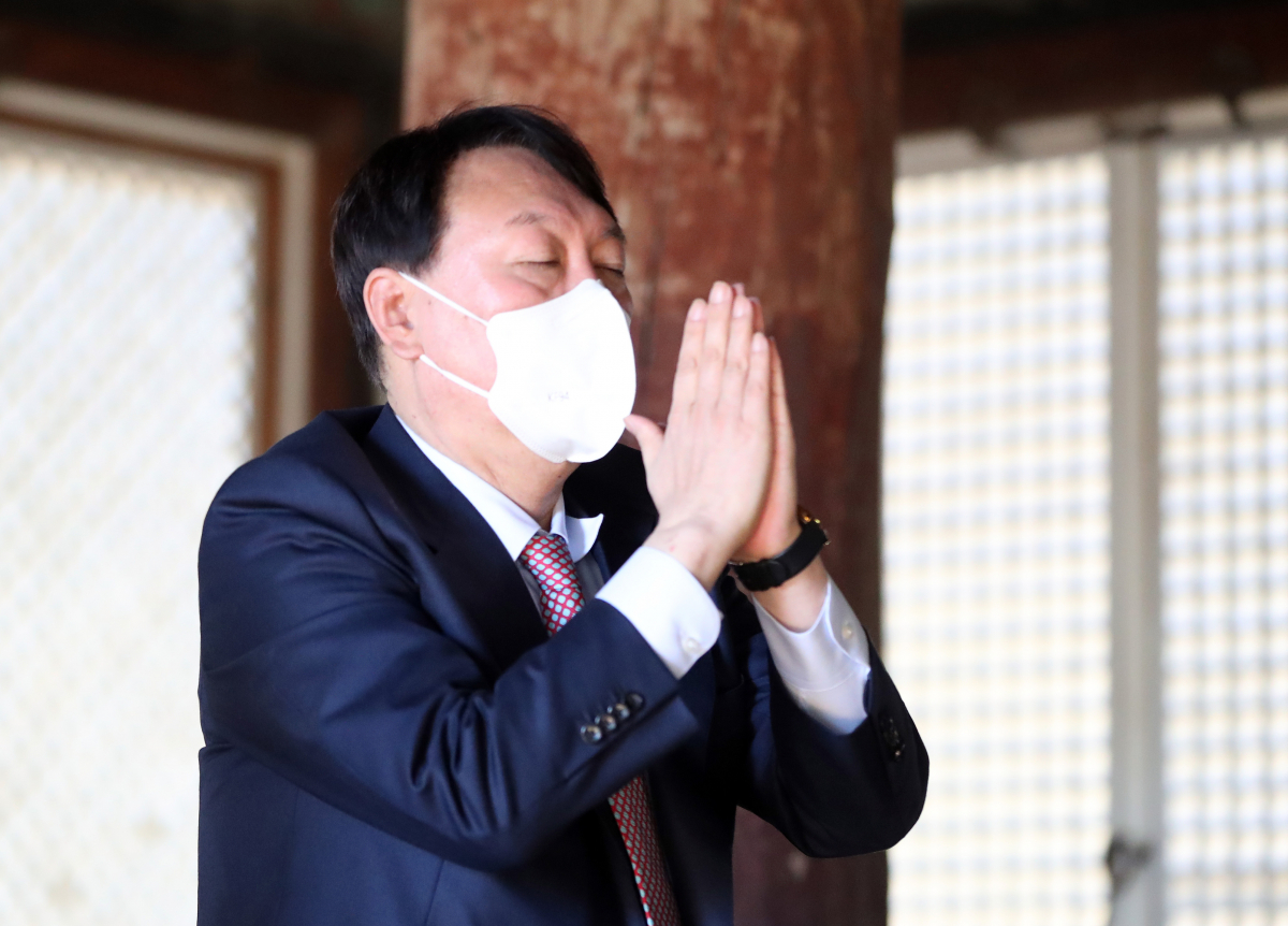 ▲윤석열 국민의힘 대선 경선 후보가 18일 경남 양산시 통도사를 찾아 절하고 있다. (연합뉴스)