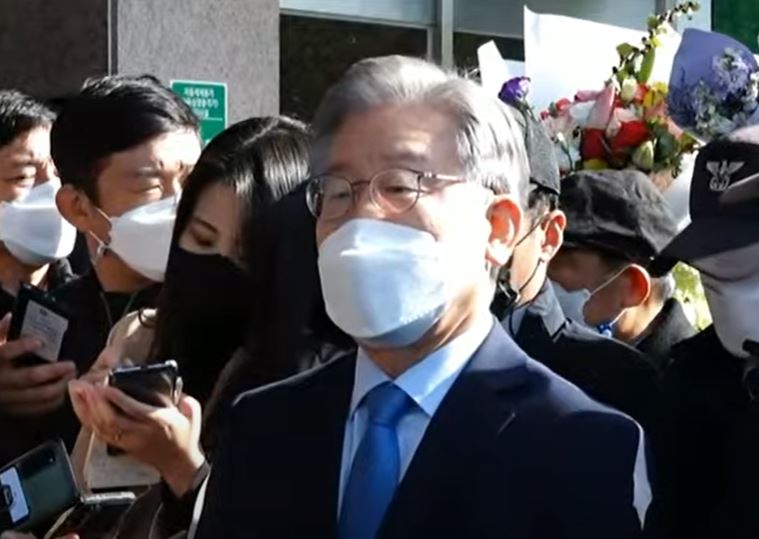 ▲이재명 더불어민주당 대선후보가 18일 행정안전위원회 국정감사 전 기자들과 만나고 있다.  (화면캡쳐=오마이tv)