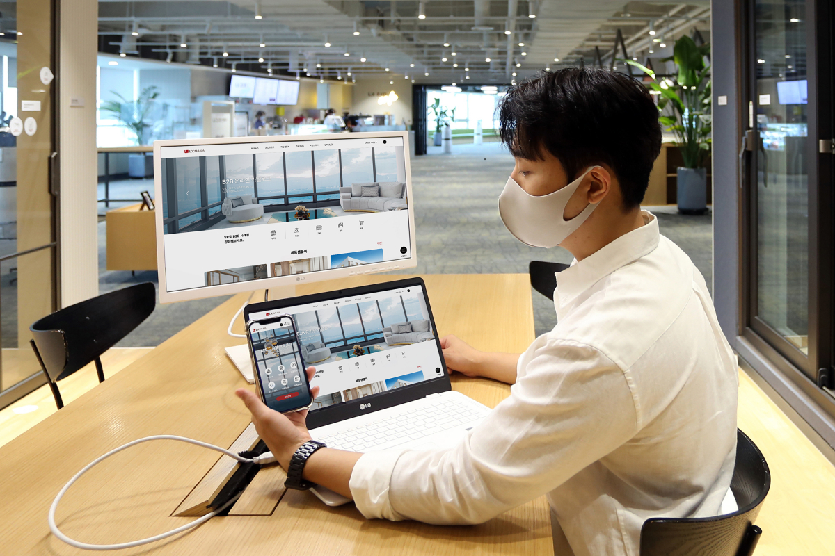 ▲LX하우시스 직원이 'B2B 디지털 카탈로그'를 보고 있다. (사진제공=LX하우시스)