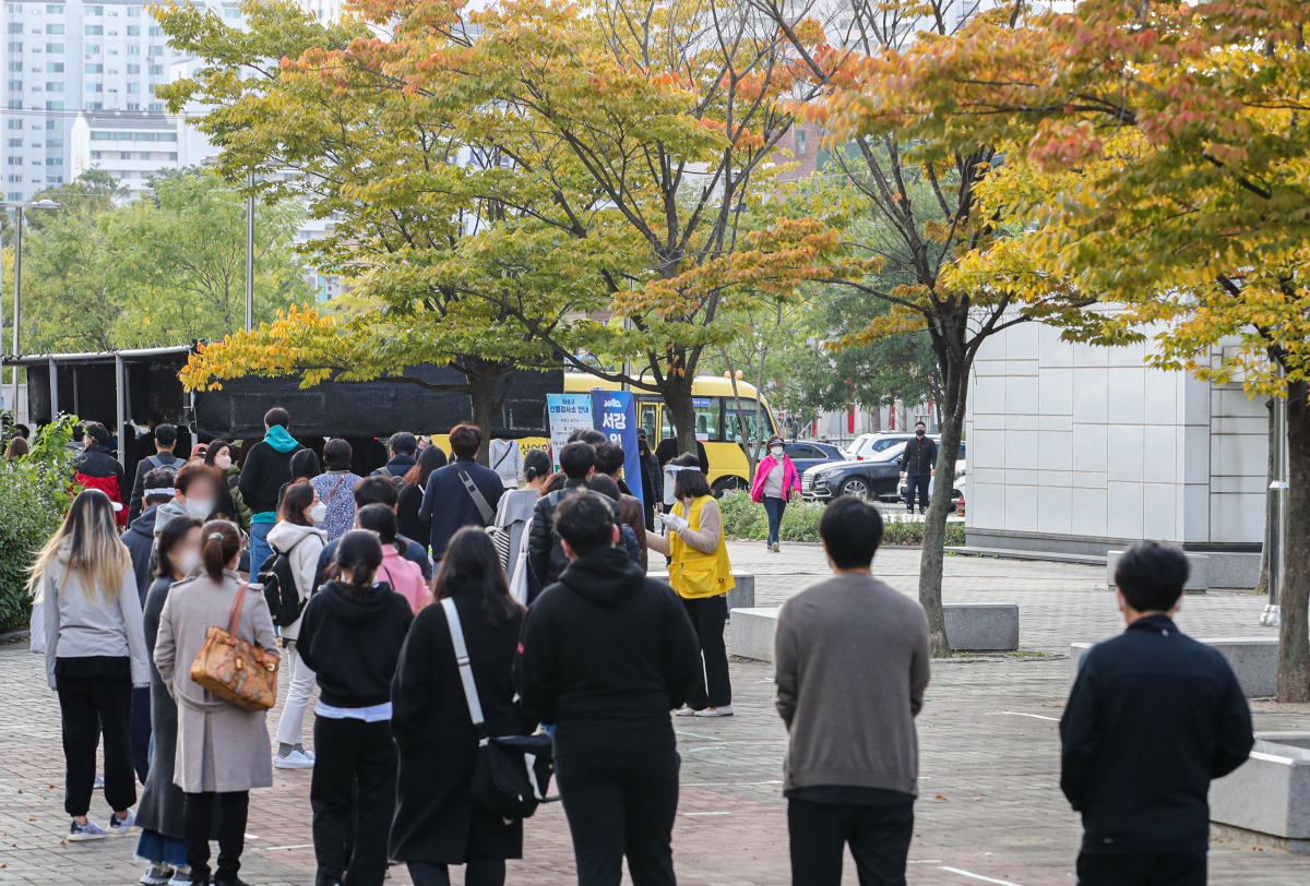 ▲코로나19 신규 확진자가 1050명으로 4차 유행 이후 최저치를 기록한 18일 오전 서울 마포구 서강대역사 광장 임시선별검사소에서 시민들이 검사를 받기 위해 대기하고 있다. (뉴시스)