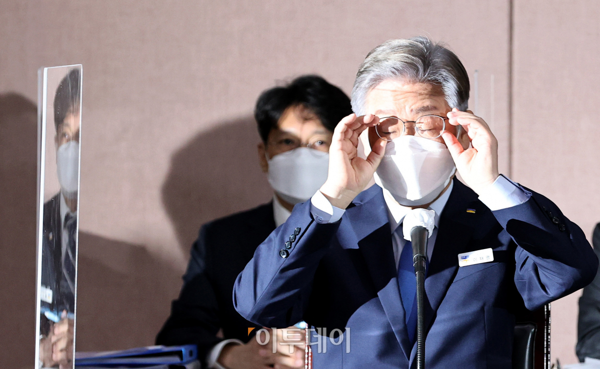 ▲이재명 경기도지사가 18일 국회 행정안전위원회 경기도 국정감사에 출석했다. (신태현 기자 holjjak@)