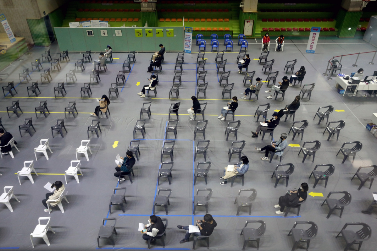 ▲16∼17세 청소년(2004∼2005년생)과 임신부에 대한 코로나19 백신 접종이 시작된 18일 오전 서울 동작구 사당종합체육관에 마련된 코로나19 예방접종센터에서 시민들이 접종 후 이상반응 모니터링을 하고 있다. (뉴시스)