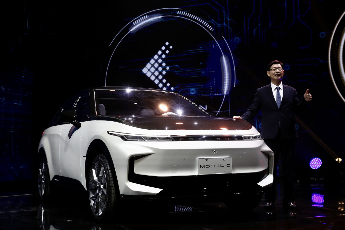 ▲류양웨이 폭스콘 회장이 18일 타이베이에서 전기차 모델을 선보이고 있다. 타이베이/EPA연합뉴스