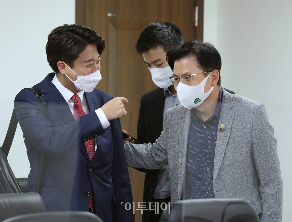 ▲이준석 국민의힘 대표가 지난달 12일 서울 여의도 중앙당사에서 경선 예비후보 12명을 대상으로 열린 유튜브 라이브 방송 '올데이 라방' 시작 전 황교안 전 국무총리와 대화하고 있다. (국회사진취재단)