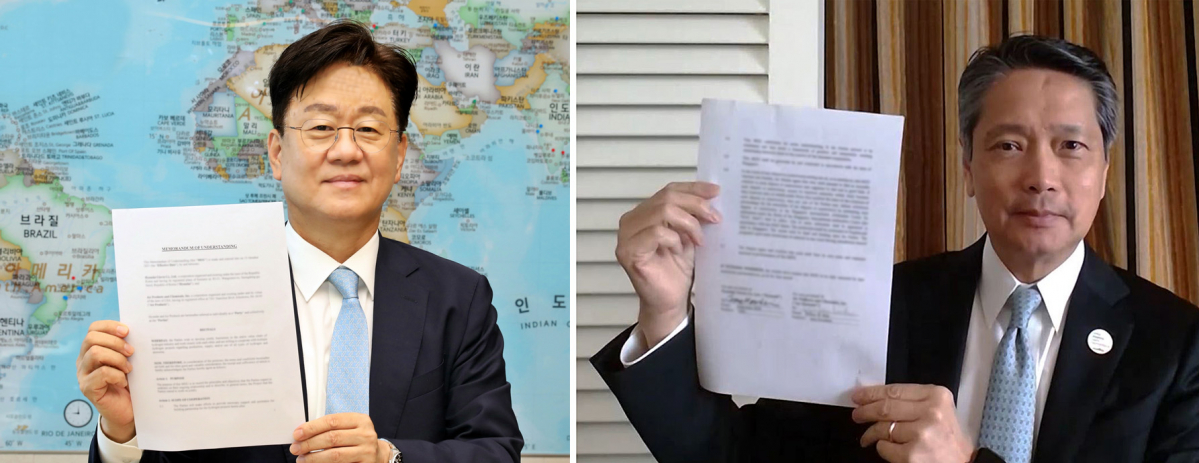 ▲현대글로비스는 글로벌 최대 수소 제조사 에어프로덕츠와 ‘액화 및 청정수소 공급망 구축을 위한 양해각서(MOU)'를 체결했다. 김정훈 현대글로비스 대표이사(왼쪽)와 윌버 목(Wilbur W.Mok) 에어프로덕츠 아시아 사장이 화상 앱을 활용해 체결식을 진행하고 있다. (사진제공=현대글로비스)