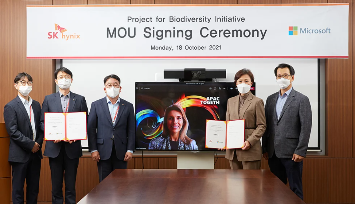 ▲(왼쪽부터) SK하이닉스 SV전략 조성봉 팀장, SK하이닉스 지속경영담당 김윤욱 부사장, SK하이닉스 대외협력총괄 김동섭 사장, 마이크로소프트 아시아 태평양 지역 안드레아 델라 마테아(Andrea Della Mattea) 사장, 한국마이크로소프트 이지은 대표, 한국마이크로소프트 김원태 부문장 (사진제공=SK하이닉스)